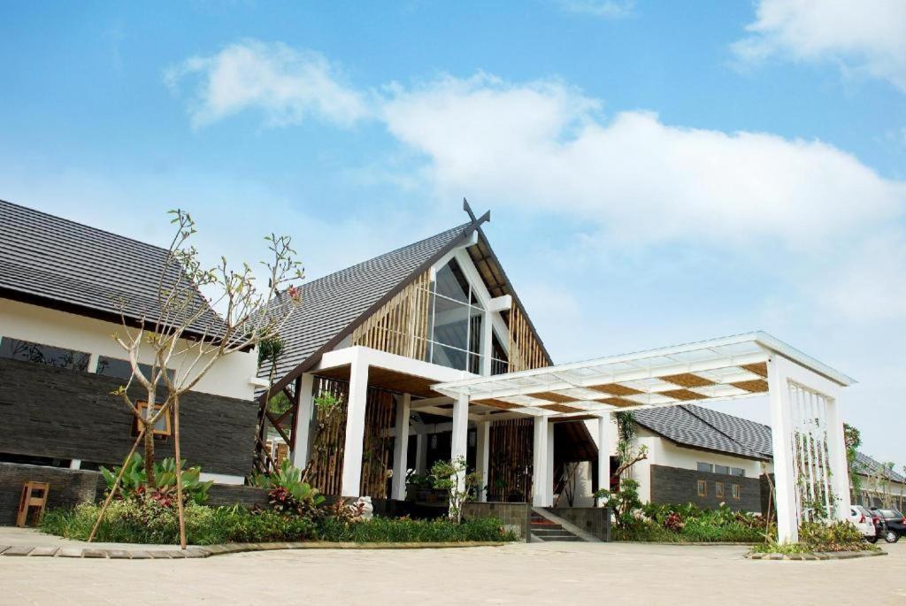 Rumah Kito Resort Hotel Jambi By Waringin Hospitality Exterior photo